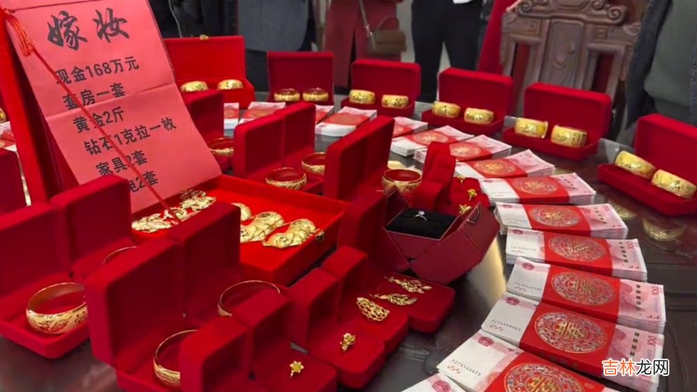 父母精心备满屋子嫁妆，女儿推门一看红彤彤一片感动：娘家的底气