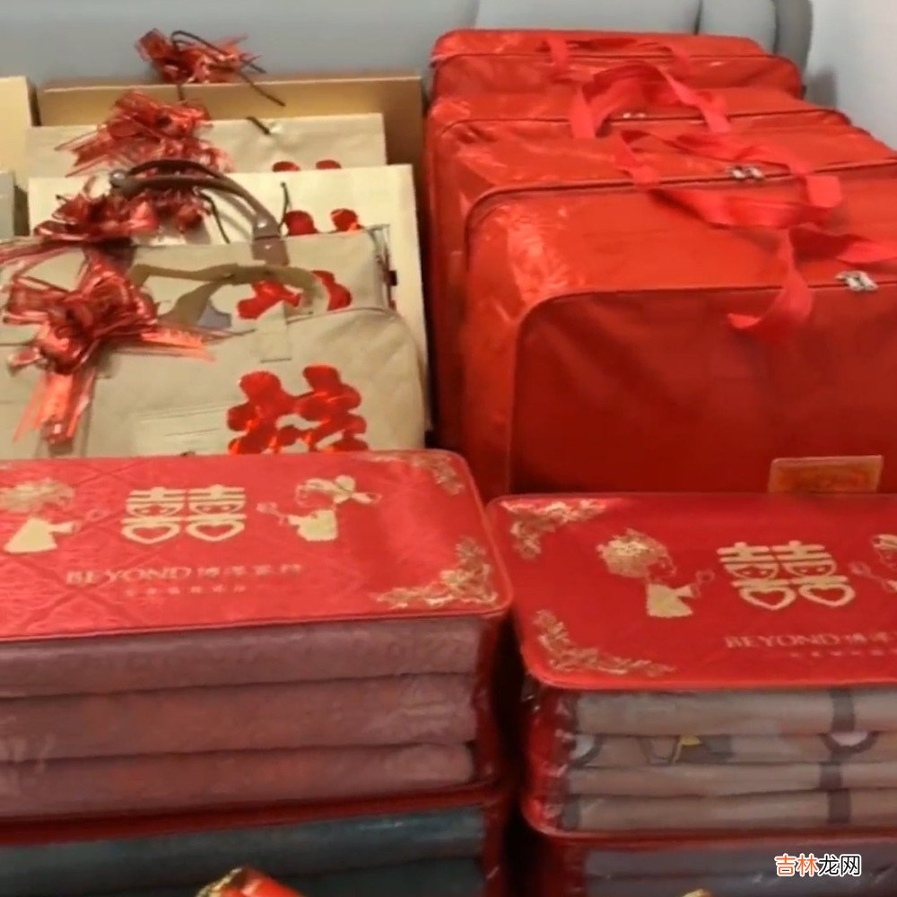 父母精心备满屋子嫁妆，女儿推门一看红彤彤一片感动：娘家的底气