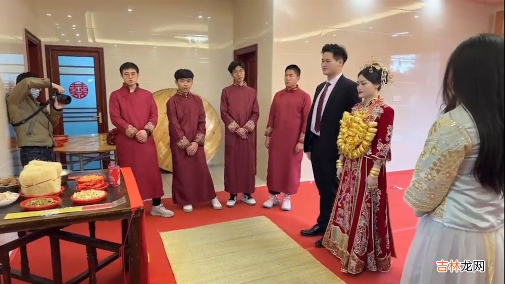 父母精心备满屋子嫁妆，女儿推门一看红彤彤一片感动：娘家的底气