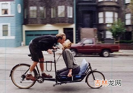 感情里 当一个女生希望你主动，其实就是对你有意思的表示