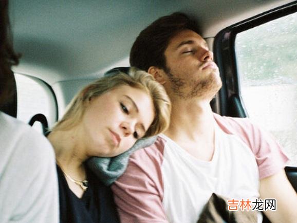 感情里 能把恋爱长久谈下去,往往是那对在一起时相处不累的情侣