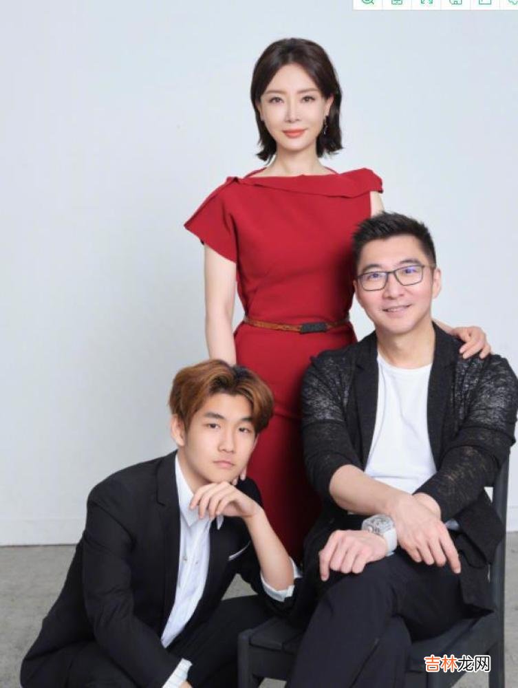 陈数晒与公婆合照，婆婆慈眉善目有气质，婆媳两个长得超像