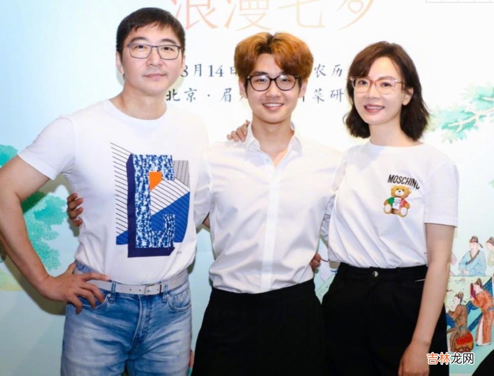 陈数晒与公婆合照，婆婆慈眉善目有气质，婆媳两个长得超像
