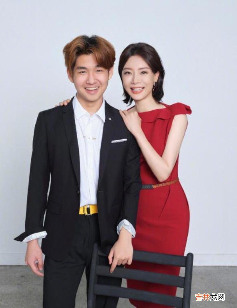 陈数晒与公婆合照，婆婆慈眉善目有气质，婆媳两个长得超像