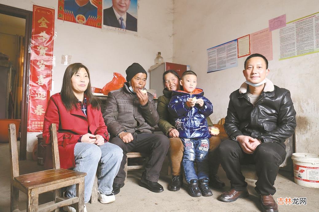 本文转自：黄冈日报图为尤习江（右一）与其母廖光莲（右三）团聚的场景黄冈日报全媒记者 何国...|失散17年母子黄梅喜重逢