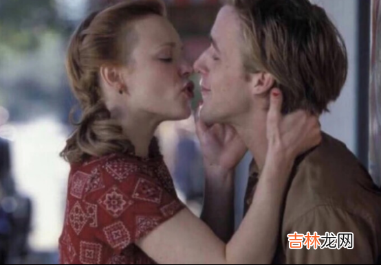 01.作家匡匡写下:“我一生渴望被人收藏好 没等到爱你的人时,那就多爱自己一点,爱别人可能会爱错人