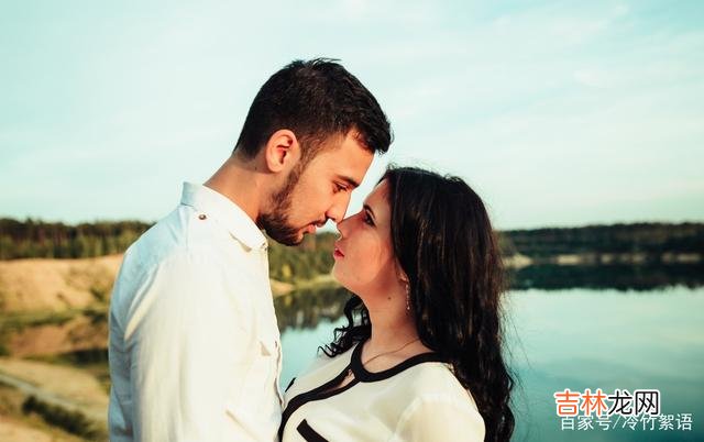女人深爱一个人时 对你冷漠的男人，不用猜他在想什么，而是这么做