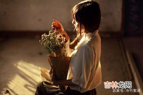 三毛说 经常背后说你坏话的人，无论他出于什么目的，都不值得交往