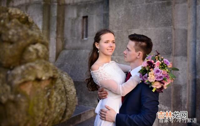女人到底喜欢什么样的男人？相信很多的人回答是有钱。|有种男人，即便长相平平又没钱，也有女人喜欢倒追
