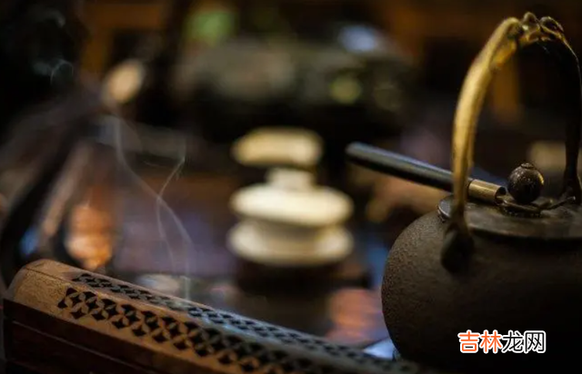 山下英子在《断舍离》一书中写道：“断舍离在行为上要先学会“舍” 如果你遇到的人并不在乎你，不妨就试着断联吧