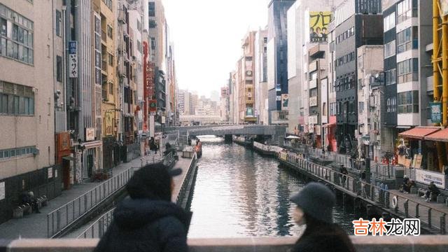 1.我和男朋友是自由恋爱认识的 第一次去公公婆婆家过年,男朋友把我推进厨房,我惊呆了