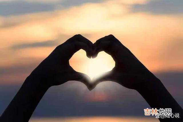 作家毛姆说：仰望月亮时 获得理想爱情的方法，就是永不放弃