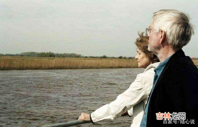 有人说 即便一对夫妻再相爱,他们也要懂得保持牵手的距离