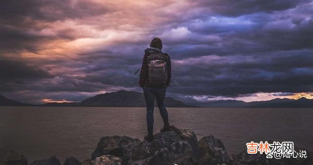 深陷于爱情关系之中的人 在爱情关系里,要有为别人撑伞的能力,也要懂得为自己撑伞