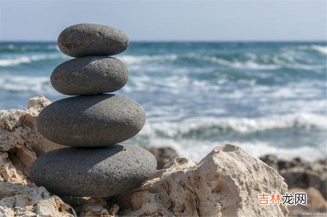 宋朝诗人释绍昙有诗曰：春有百花秋有月 “喜静之人，最有福气”：心有四静，祸患自会远离