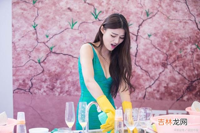 婚姻里，无论是丈夫，还是妻子，都有帮助对方分担家务的责任