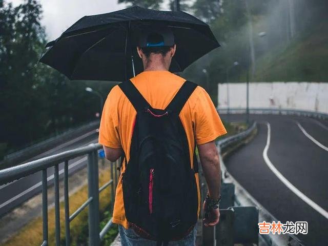 感情是两个人的事情 一个心里装着你的男人，通常会有什么样的显著特征呢？