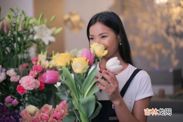 作家亦舒说过：“男人真正关心女人的时候 男人若真心爱你，会有这些反常表现，想藏都藏不住