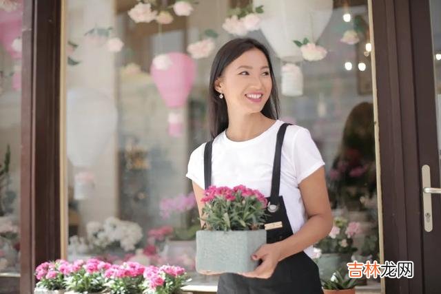 作家亦舒说过：“男人真正关心女人的时候 男人若真心爱你，会有这些反常表现，想藏都藏不住
