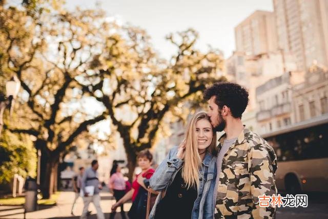 两个人在一起 想要俘获一个男人的心，女人需要做好这些事情