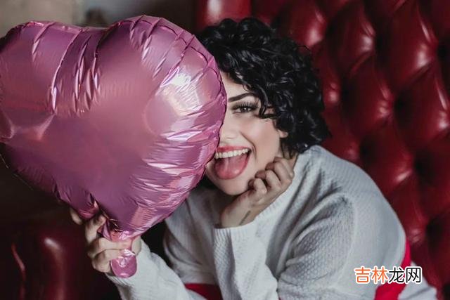 作家傅首尔说过:“爱一个人就像春天的梦 当一个男人爱上你了,会特别在意你这些细节