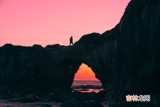 男人到了中年之后 中年男人一旦对你动了真情，往往会有什么样的反常表现呢？