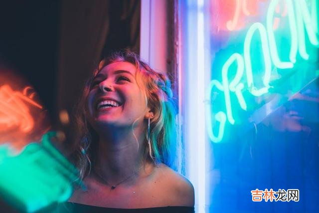 男人到了中年之后 中年男人一旦对你动了真情，往往会有什么样的反常表现呢？
