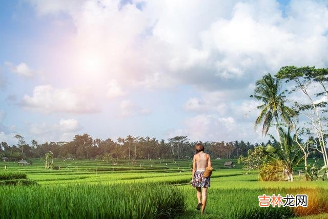 判断一个男人是不是真的放不下你 心里放不下你的男人，会有什么样的表现呢？