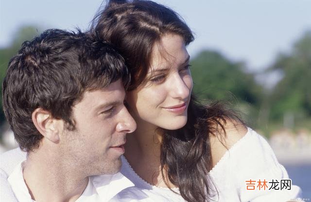 作家傅踢踢说过：“婚姻不是爱情的坟墓 当婚姻出现了裂痕，夫妻双方要怎么做，才能挽回这段婚姻呢？