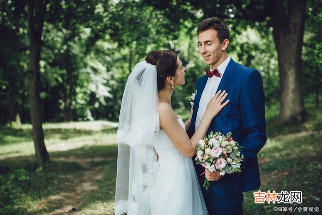作家傅踢踢说过：“婚姻不是爱情的坟墓 当婚姻出现了裂痕，夫妻双方要怎么做，才能挽回这段婚姻呢？