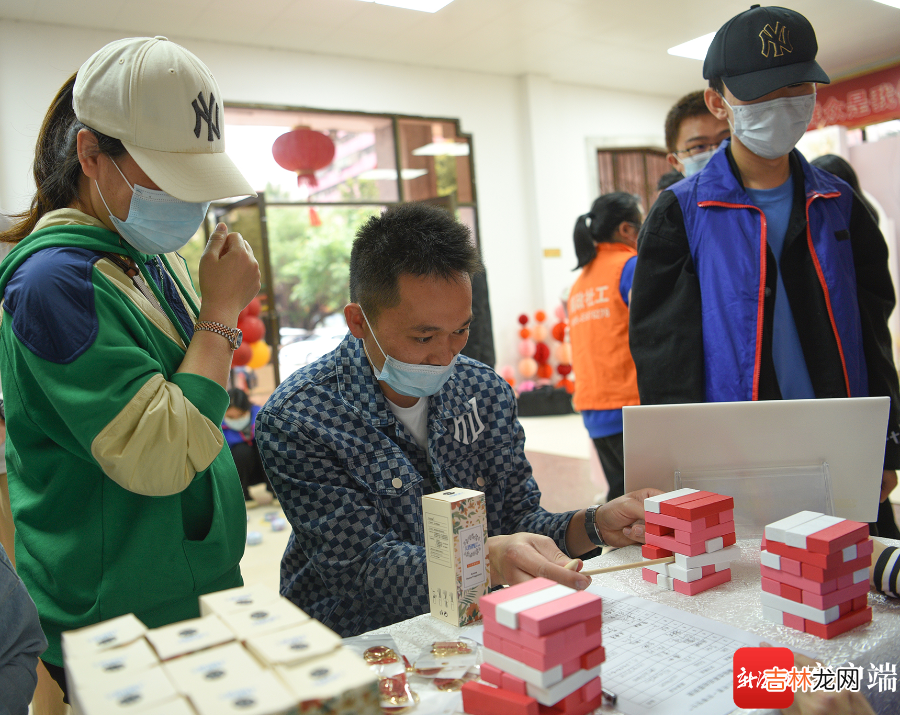 本文转自：南海网新海南客户端、南海网、南国都市报2月14日消息（记者 刘洋 实习生 傅浩...|组图丨花式秀恩爱 海口新人“扎堆”领取结婚证