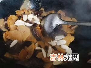 红蘑土豆片家常做法