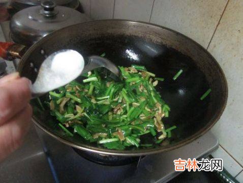 韭菜炒核桃仁怎么做