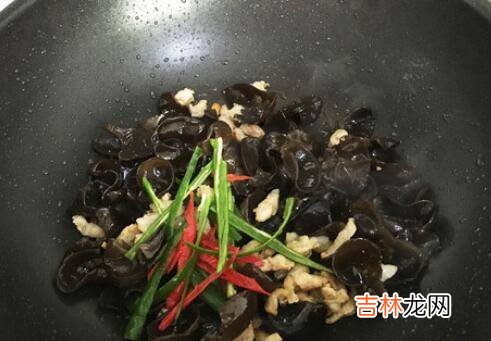 川菜木耳炒肉怎么做