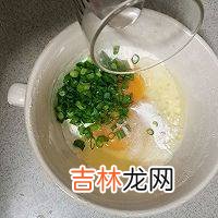 鸡蛋饼要加水吗