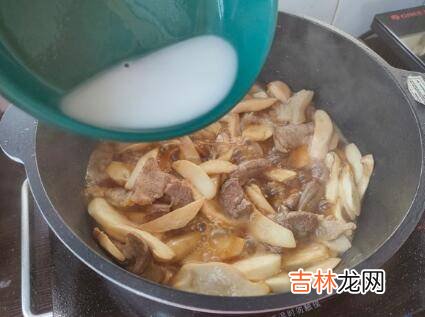 鸡腿菇炒肉怎么做