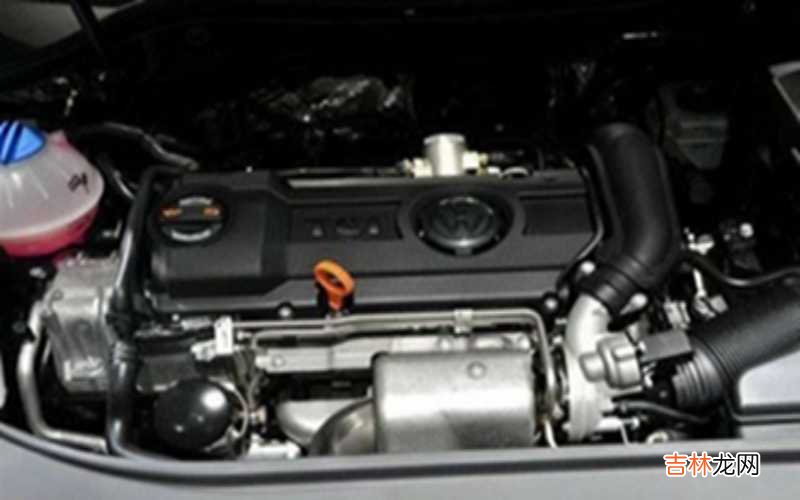 汽车发动机加机油口在哪里?