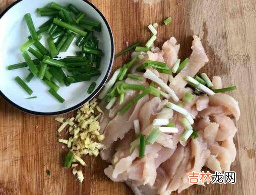 木耳炒鸡肉怎么炒好吃