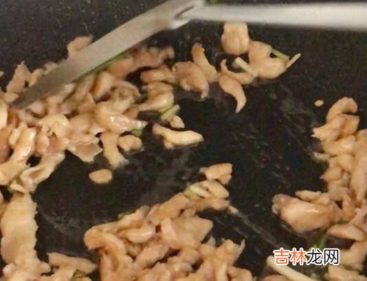 木耳炒鸡肉怎么炒好吃