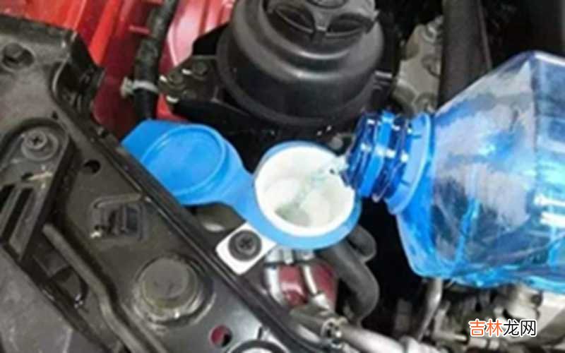 奥迪a4玻璃水加在哪里?