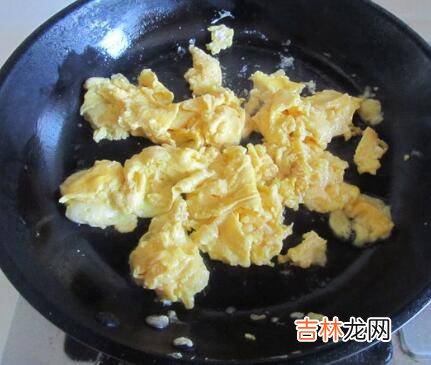 鸡蛋木耳洋葱怎么炒