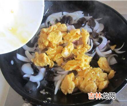 鸡蛋木耳洋葱怎么炒