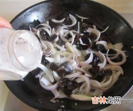 鸡蛋木耳洋葱怎么炒
