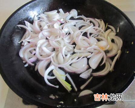 鸡蛋木耳洋葱怎么炒