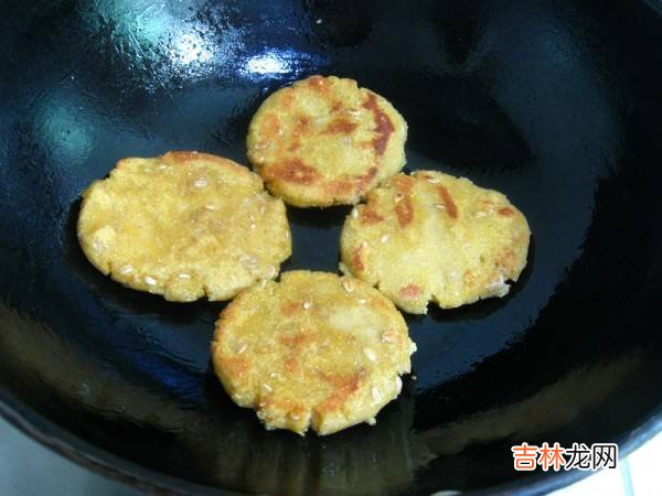 老式玉米面贴饼子做法