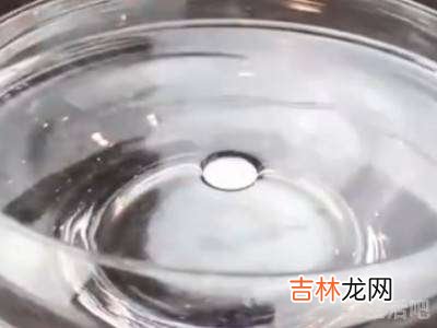 将一角硬币浮在水面上的方法?