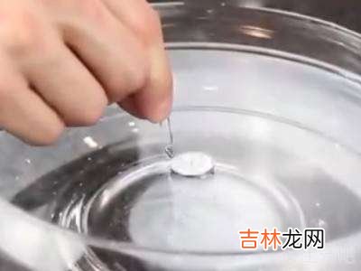 将一角硬币浮在水面上的方法?