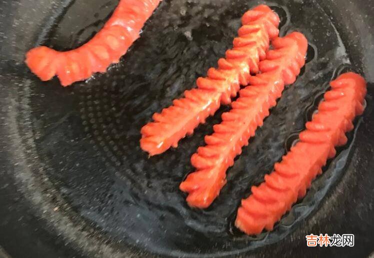 平底锅怎么煎烤肠