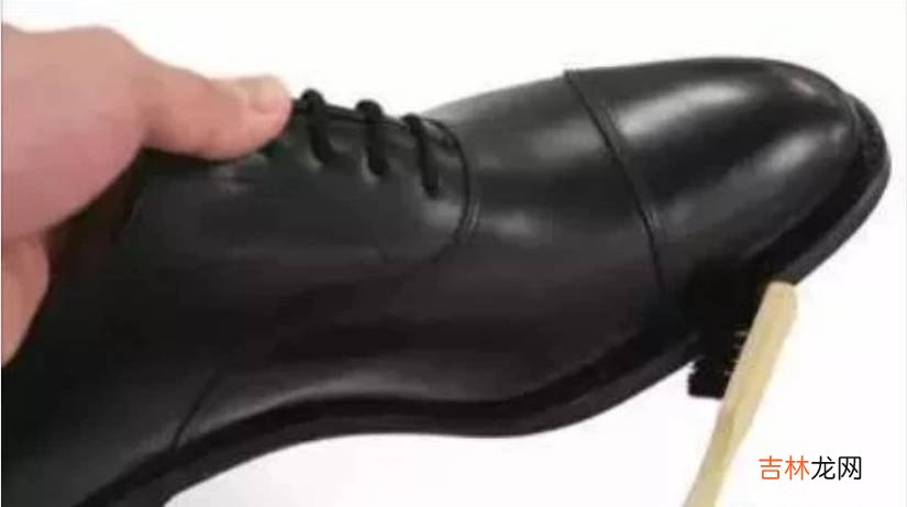 鞋子上的黑色划痕怎么去掉