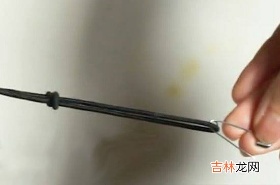 露肩衣服怎么防止往上滑